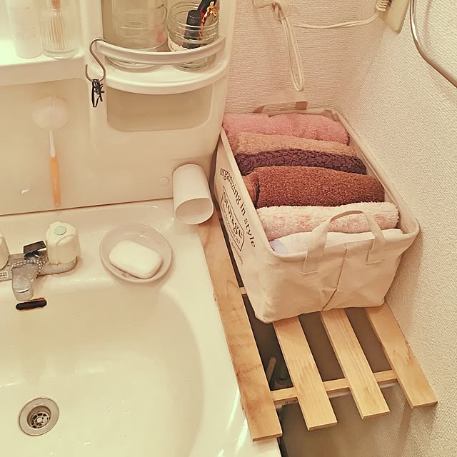 Bathroom,すのこ棚,洗面台収納,洗面台周り,タオル収納,一人暮らし,100均,シンプル,カフェ風インテリア,カフェ風,突っ張り棒で棚,ダイソー,すきま収納,タオル mochimochiの部屋