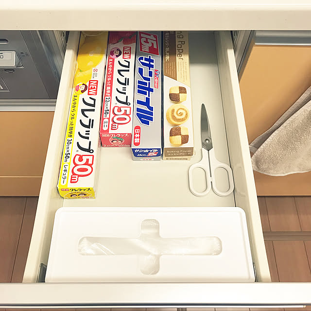 システムキッチンの引き出し,ダイソー,ハサミ,プルアウトボックス,ビニール手袋,ラップ収納,狭小,ミニマリスト,隠す収納,こどものいる暮らし,すっきり暮らしたい,家族も使いやすい,建売,子供と暮らす,Kitchen,引き出し収納,キッチン収納 riの部屋
