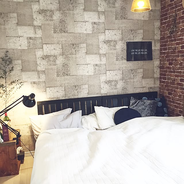 Bedroom,寝室,壁紙屋本舗,足場板,ベストショット,アンティーク,フォローありがとうございます♡,男前インテリア,中古住宅,グリーンのある暮らし,ハンドメイド,DIY,ステンシル,IG→punmaiko,いつもいいねありがとうございます♡,やりすぎない男前を目指す‼︎,ドライフラワー,ダイソー,端材,ニトリのクッションカバー,ニトリ,ニトリの寝具 PUNの部屋