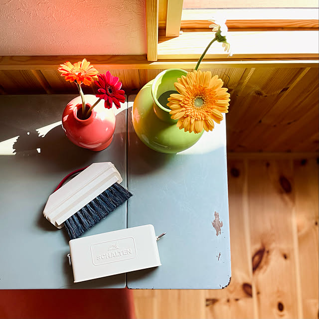 H&M HOME,窓辺,フラワーベース,お花のある暮らし,お掃除グッツ,ハンディクリーナー,SCHALTEN,ちりとり,シャルテン,RoomClipショッピング,My Desk,古家具,ガーベラ coconatsuの部屋
