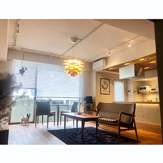 risora,エアコン,照明,ペンダントライト,ドライフラワー,スモークツリー,デンマーク家具,ソファ,家計簿,ラグ,リビングインテリア,天井,マンション,ビンテージ,リラックス,ポスター,ディスプレイ,IKEA,団らんスペース,北欧,ふたり暮らし,Lounge pomqujackの部屋