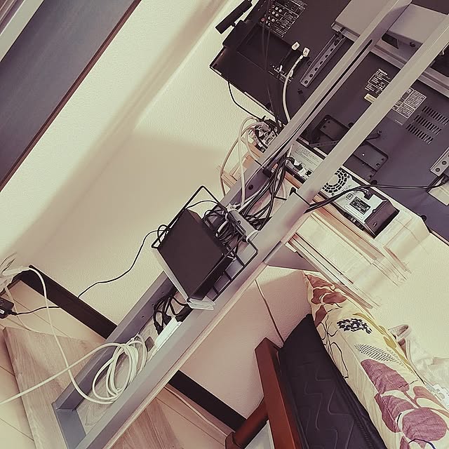 Lounge,一人暮らし,1K,7畳,ひとり暮らし,テレビ,テレビ台,100均,セリア,seria,配線隠し,配線,配線整理,ダイソー,Daiso,結束バンド,配線収納,テレビ裏,テレビ裏の配線 michiの部屋