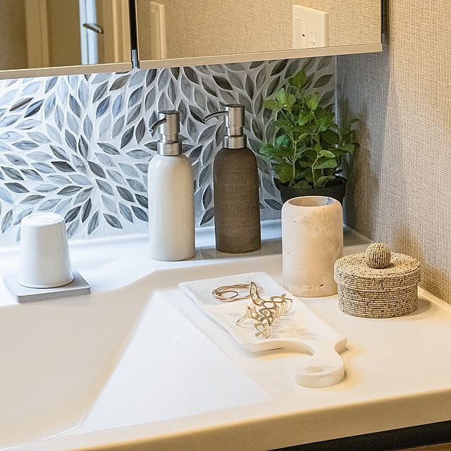 Bathroom,フェイクグリーン,IKEA,IKEA 雑貨,バリ雑貨,バリリゾート,バリ島,リゾートインテリア,リゾートホテル,ホテルライク,ホテルライクな暮らし,ホテルライクな洗面所,トラバーチン,ソープディスペンサー,ソープボトル,チャイルドミラーをタイルに,平田タイル,ダリア柄,洗面タイル,ZARA HOME tomoruriの部屋