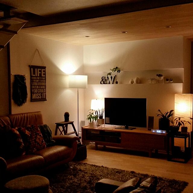 Lounge,ウィービング手作り,IKEA踏み台,ニッチ,フロアランプ,リビング間接照明,照明,間接照明,無加工無修正pic chieの部屋