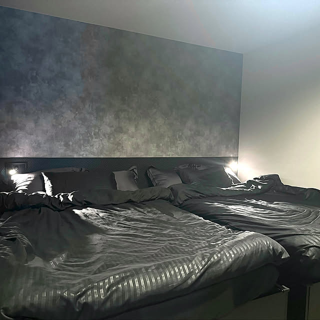 Bedroom,ヘッドボード風クロス,ベッドルーム,主寝室,サイドボード代用,サイドボード,隠せる調味料ラック,towerシリーズ,山﨑実業,ナイトパネル,セミダブル2台,ヘッドボードレス,間接照明,スポットライト,注文住宅,ホテルライク,自由設計,グレーインテリア,子供と暮らす,3階建て,モニター応募投稿,コイズミ照明,koizumi,arkia Akiの部屋