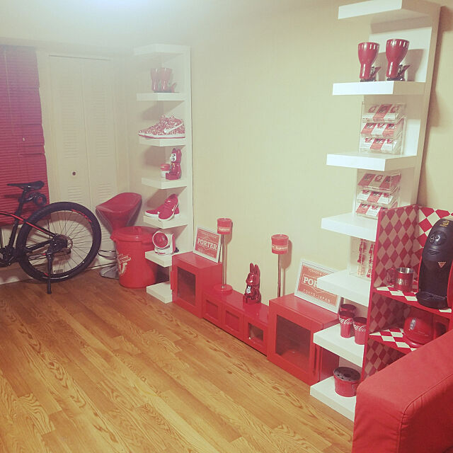 IKEA,メンズ部屋,赤、白,自転車オブジェ Virginiaの部屋