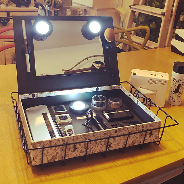 メイクスペース,ダイニングテーブル,無垢の家具,100均,ペーパーボックス,ハンドメイド,お家工作,女優ミラー,コスメボックス,イベント参加用,化粧品収納,Lounge aoiの部屋