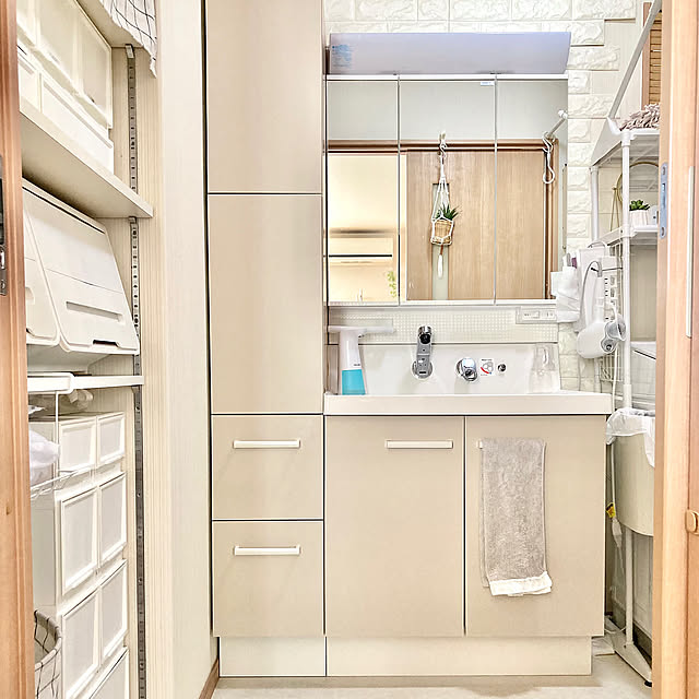 Bathroom,収納扉,コメリ,ニトリ,歯ブラシ,３面鏡,洗面所,ベージュ,リメイクシート,洗面所のインテリア,ナチュラル,建売住宅,こどもと暮らす,セリア merutoの部屋