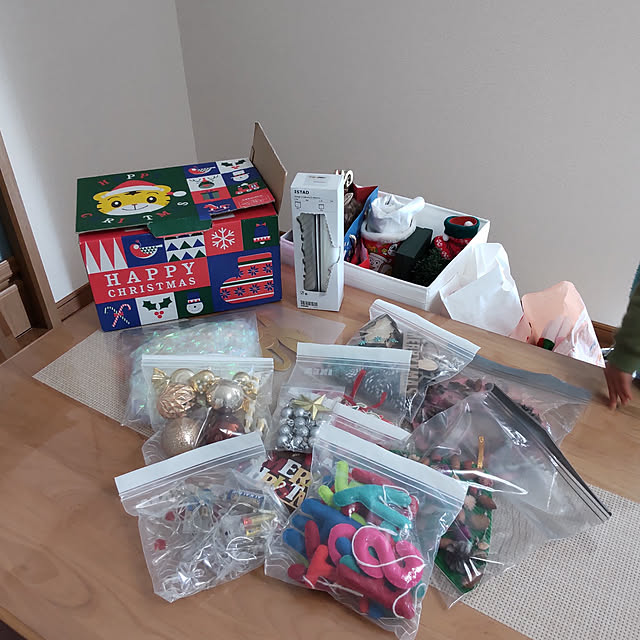 My Desk,クリスマスグッズ,片付け中,保存袋,保存袋収納,IKEA,スクッブ,季節用品収納 mash-room.aeの部屋