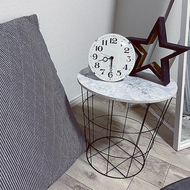 くつろぎ空間,グレーインテリア,100均アイテム,サイドテーブル,ワイヤーバスケット,ワイヤーバスケットダイソー,My Desk thirorunの部屋