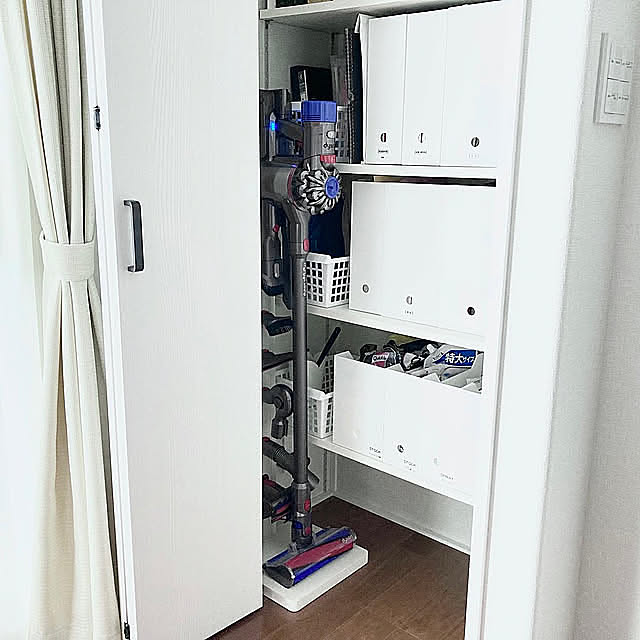 Lounge,可動棚,リビング収納,ダイニング収納,掃除用具,ダイソンスタンド,掃除機置き場,充電ステーション,ダイソン掃除機,Dyson,掃除道具の収納,暮らしを整える.｡.:* ❁,スッキリ化計画,ラベリング収納,ラベリング,整理整頓,書類収納,ストック置き場,ストック収納,ファイルボックス活用法,ファイルボックス,収納アイデア,可動棚収納,隠す収納,ホワイト化計画 yocchanの部屋