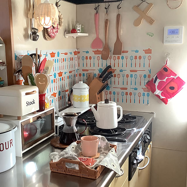 ディスプレイコーナー,ブレットケース,おうちカフェ,コーヒー,3coinsコーヒーサーバー,野田琺瑯ケトル,ペンダントライト,キッチンツール,キッチン収納,マグカップ,カラフル,キッチン雑貨,RoomClipショッピング,セリアさんの手縫い,ル・クルーゼキッチン雑貨,山崎実業　タワー　排気口カバー,トステムシステムキッチン,トステム,コンロ周り,オブジェ,ケトル,ディスプレイ,癒し,冬,冬支度,いいね＆フォローありがとうございます♡,ホーロー缶,北欧,Kitchen taeの部屋