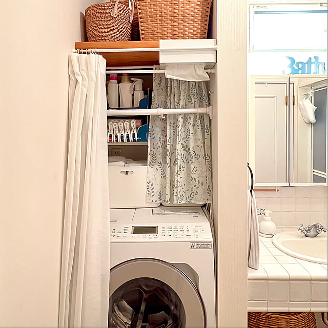 Bathroom,洗濯機周り,ホワイトインテリア,ナチュラルインテリア,隠す収納,目隠しカーテン,カゴ収納,整理整頓,洗面所収納,かくす収納,洗濯機まわりの収納,再利用アイデア,コストコの空き箱,収納アイデア,スムーズに使える工夫,ペーパータオルホルダー,ペーパータオル chobisukeの部屋