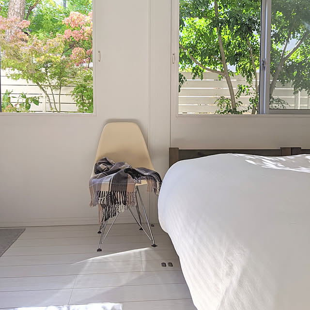 Bedroom,布団カバー,ニトリ,寝室,紅葉,イームズチェア,イームズチェアリプロダクト,ホワイトインテリア,シンプルインテリア,シマトネリコ,ベッド,ベッドルーム,シングルベッド2台,冬支度,ピクチャーウィンドウ,庭木,白い床 gooskaの部屋