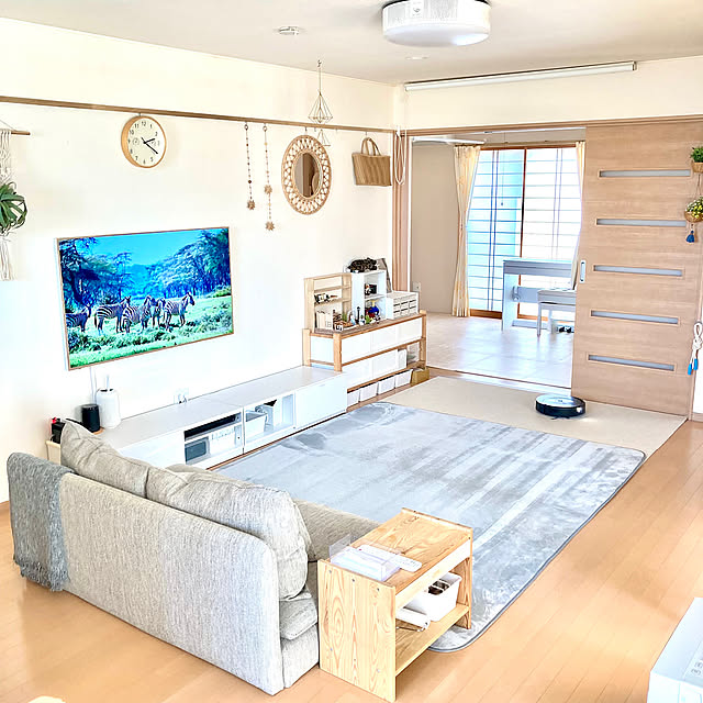カーペット,サイドテーブルDIY,ラタンミラー,ピクチャーレール,ロースタイル,IKEA,ソーデルハムンコンパクト,壁掛けテレビ,ウォールフィットテレビ,ルンバ コンボ,アイロボット,ルンバ,縦長のお部屋レイアウト,ナチュラル,まとめて投稿,シンプル,こどもと暮らす,建売住宅,Overview merutoの部屋