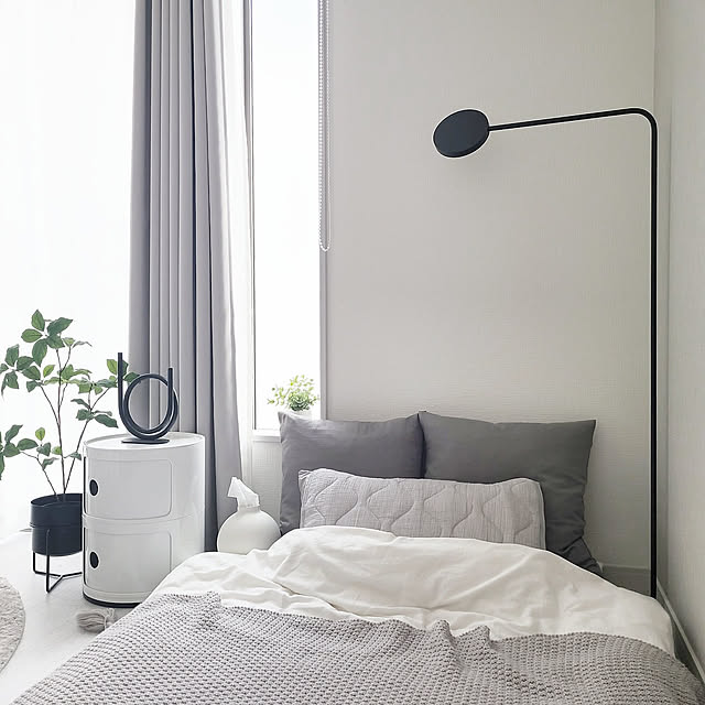 Bedroom,ミニマルインテリア,グレーインテリア,物を置かない,フェイクグリーン,モノトーンインテリア,シンプル,プーフ,無機質インテリア,IKEA,シンプルモダン,殺風景な部屋,ペーパーポット,賃貸,ホワイトインテリア,シンプルインテリア,6畳1DK,ニトリ asokosamaの部屋