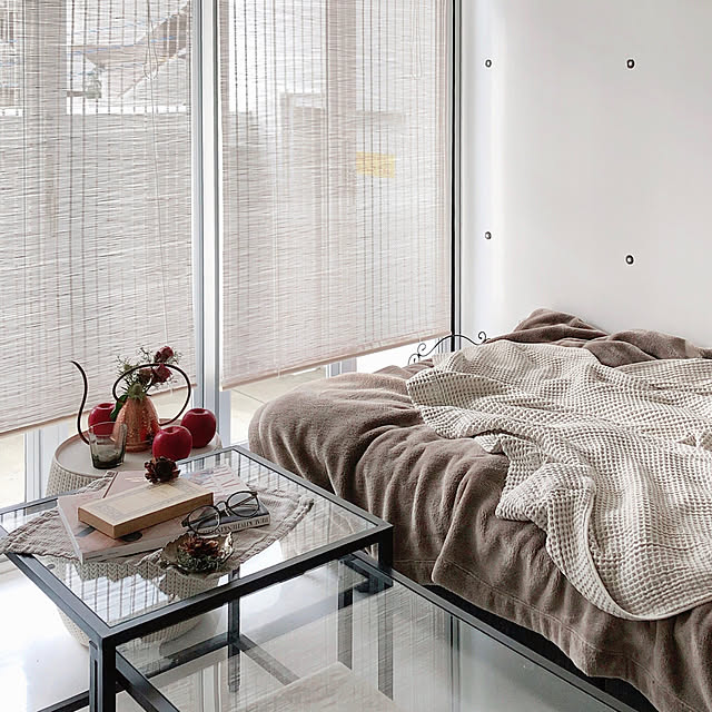 Bedroom,ミニテーブル,フルーツ,一人暮らし,シンプル,大人インテリア,ソファベッド,見せる収納,採光バッチリ,窓際,ナチュラル,モダン,すだれ,ワンルーム,朝の時間,コーディネート cgs_sarahの部屋