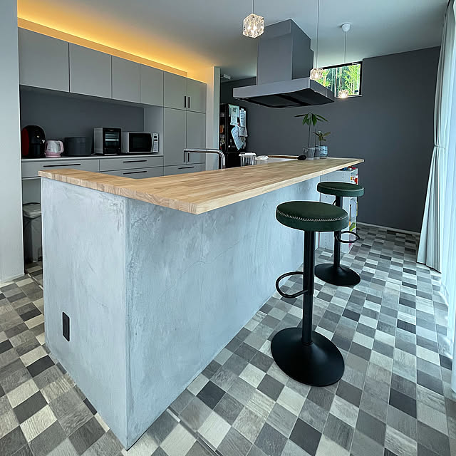 Kitchen,観葉植物,照明,ダイニング,インテリア,カウンター,リビング,間接照明,アクセントクロス,キッチン,カウンターチェア,グレー,ホテルライク,ハイチェア,造作カウンター,アボカド栽培,TOTOキッチン,TOTOクラッソ,モダン,モノトーン,造作,造作棚 greenleaves36の部屋