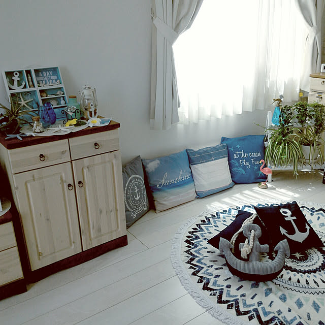 夏の模様替えは楽しい！とっても手軽＆今すぐやりたい。ニトリでつくる「夏のインテリア」 RoomClip mag 暮らしとインテリアの