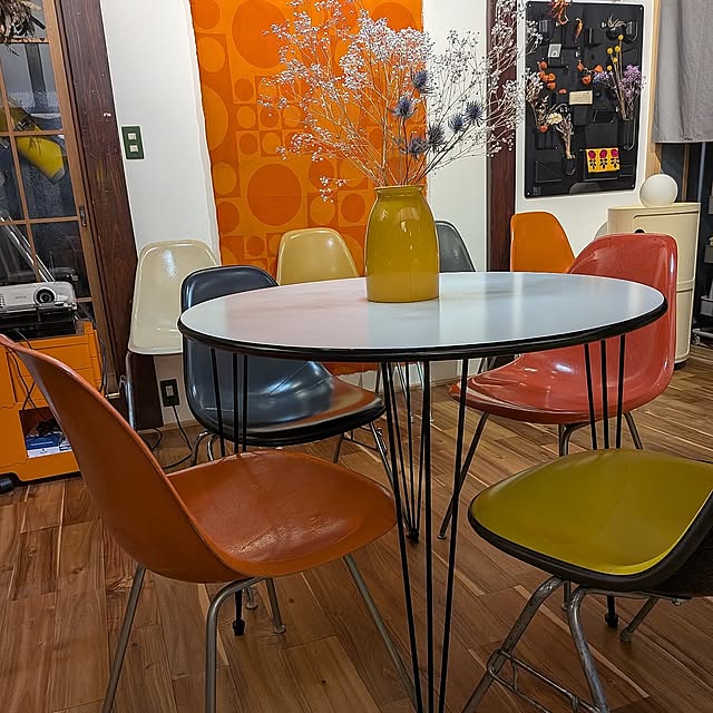 Lounge,このカラーが好き！,レトロ,ミッドセンチュリー,古民家,古民家リノベーション,イームズ,イームズサイドシェルチェア,昭和レトロ,パントンファブリック,コンポニビリ,ボビーワゴン,奈良美智,ウーテンシロ artfieldの部屋