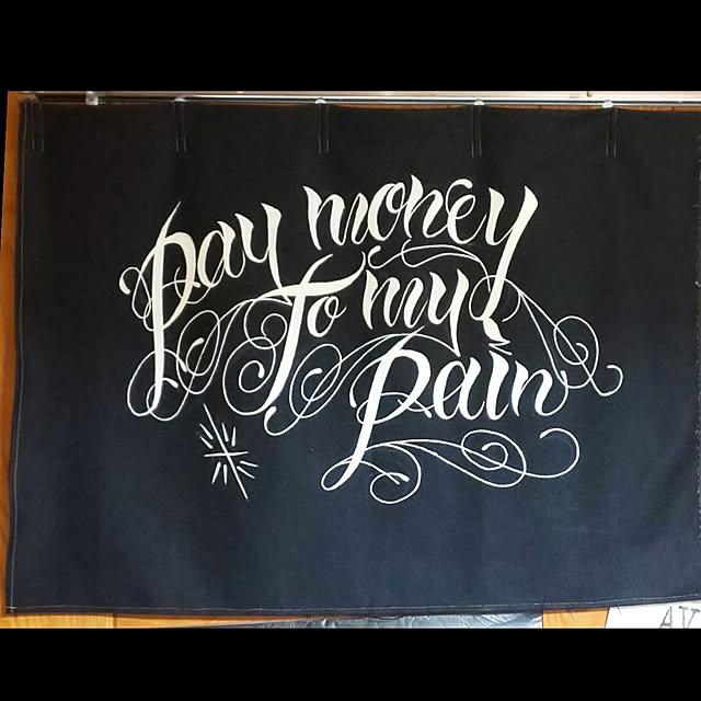 On Walls,わたしのハンドメイド 秋,ハンドメイド,paymoneytomypain,バンドロゴ,大好き,レタリング,アクリル絵の具,男前,デニム,カーテン kikiの部屋