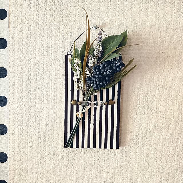 On Walls,壁掛け花瓶,壁掛けフラワーホルダー,端材DIY,アーティフィシャルフラワー,壁掛け花台,花台DIY,塗り直し,アクリル絵の具,ヘンリべンデル風ストライプ,セリアの端材,セリアの取っ手,リメイク,DIY,ハンドメイド AllMeの部屋