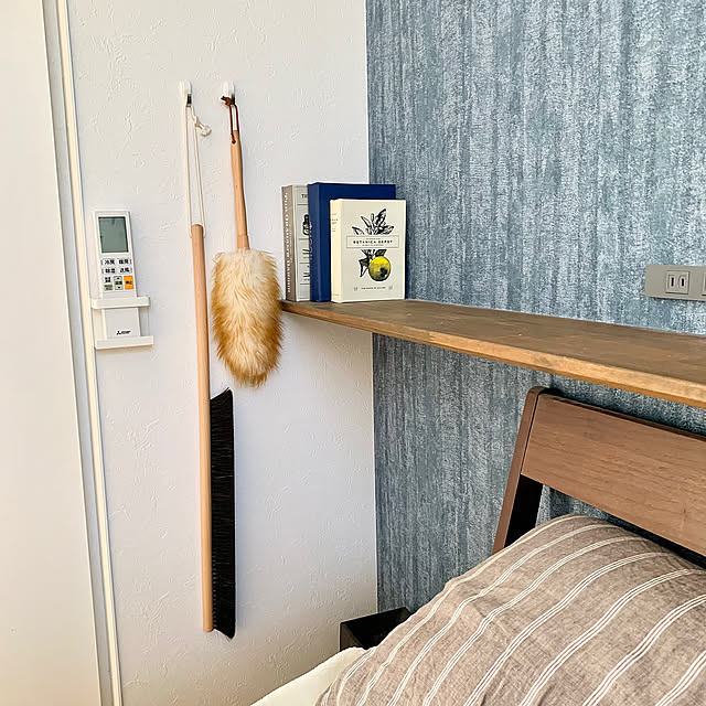 Bedroom,ブック型ボックス,木製ツール,ハタキ,ベッドブラシ,リモコン収納,神棚ホルダー,towerシリーズ,ウールダスター,掃除道具の収納,造作棚,吊るす収納,石膏ボード用フック,動線重視,浮かす収納 Minteaの部屋
