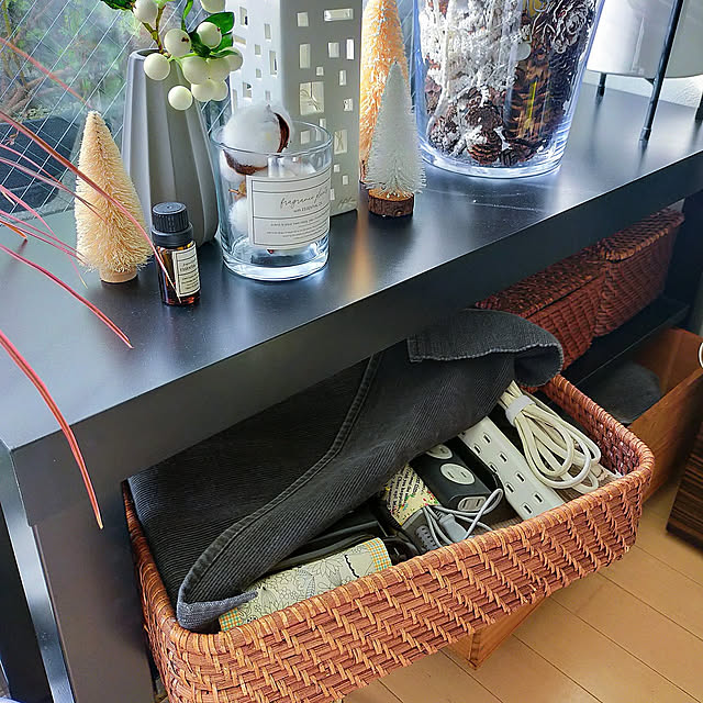 Lounge,コード収納,ニトリのカゴ,延長コード,USBコード,LACK / IKEA,トイレットペーパーの芯,マジックテープバンド jinの部屋