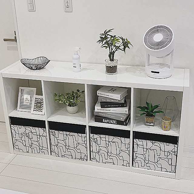 Lounge,サーキュレーター置き場,ボックス収納,ドローナ,ニトリのフェイクグリーン,シェルフ,カラックス,IKEA,積み本,ディスプレイコーナー,モノトーン Hajimeの部屋