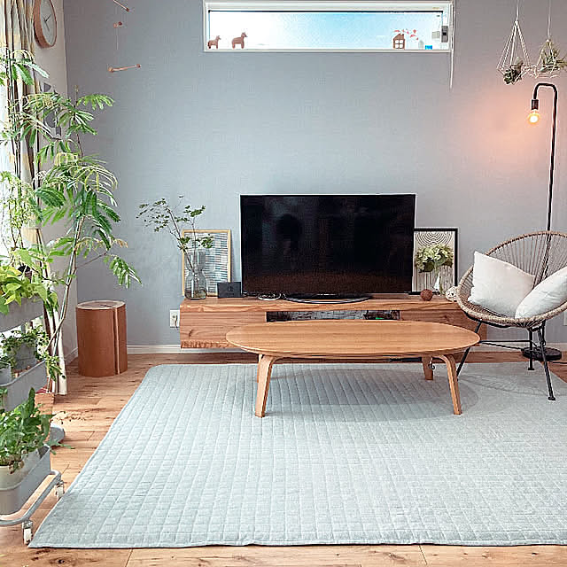 Lounge,無垢材,アクセントクロス,団らんスペース,北欧インテリア,北欧風,LIXIL,子どもがいる家,IKEA,レムノス,観葉植物,間接照明,丸太スツール konatsuの部屋
