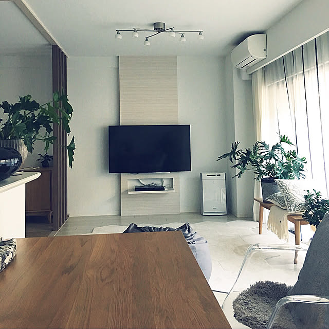Overview,ファー,ミニマリスト,風水も気にしつつ、、,壁掛けテレビ,観葉植物,久しぶりのゆっくり朝,無印良品,アイテムで冬支度,Francfranc,モノトーン,ホワイトインテリア,マンションインテリア,ベルメゾン torinの部屋