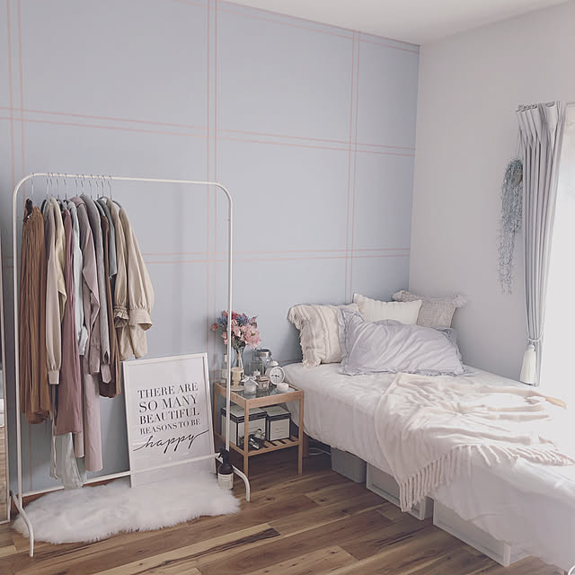 IKEA サイドテーブル,水色の壁,1R,insta→yuccoco_room,ワンルーム,一人暮らし,賃貸,サイドテーブル,IKEA,francfrancのクッションカバー,Francfranc,ハンガーラック,IKEAのハンガーラック,On Walls yuccoco_roomの部屋