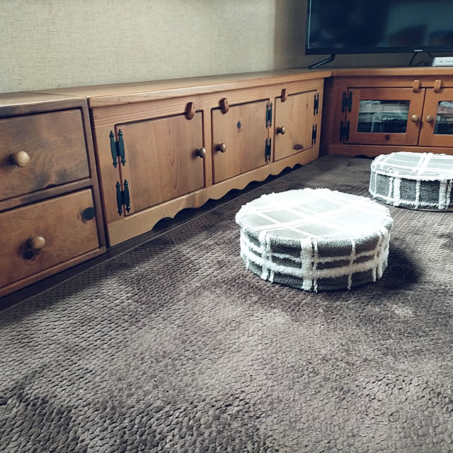 Lounge,キャビネット,のんびり暮らす,ローキャビネット,キャビネットDIY,ポンデロッサパイン使用,TV台DIY,しまむらクッション,ボードゲーム収納,カメラマーク消し,腰掛けにちょうど良い michiの部屋