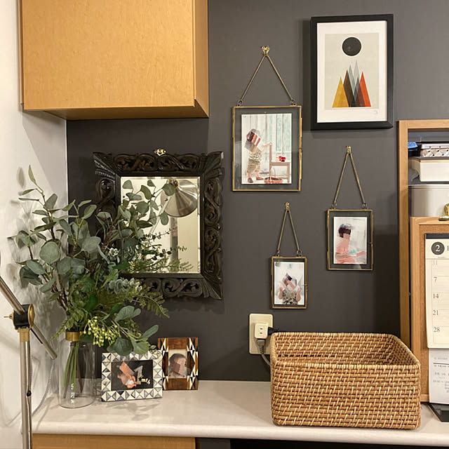 On Walls,無印良品,IKEA,マンション,フラワーベース,キッチンカウンター,モノトーン,ミラー,フェイクグリーン,インダストリアル,配線隠し,アートポスター,IKEAフレーム,ウォールデコレーション,IKEAフェイクグリーン,ブラス,サンゲツ壁紙,ラタンバスケット,グレーの壁,充電器隠し,マンションリノベ,写真スペース,ミラー壁掛け,こどもと暮らす,真鍮フレーム,真鍮フック,マンションリフォーム,充電コーナー,キッチンカウンター壁,ゴールドインテリア MizSkeの部屋