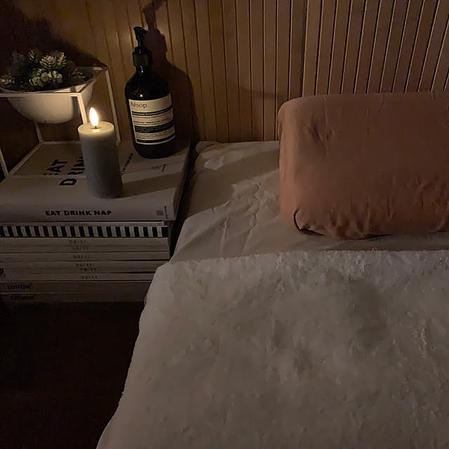 Bedroom,洋書,一番好きな場所,キャンドル,リラックス,LEDライト,モニター当選,モニター投稿,楽天ルームしてます,Color and Seasons,常夜灯,グレー,自動消灯,自動点灯,電池式キャンドル,電池式LEDライト,枕元照明,枕元,フェイクグリーン,イソップ aesop,Aesopハンドクリーム,Aesop,停電対策,秋の夜長,フェイクキャンドル,ベッドサイドテーブル代わり,ベッドサイド 照明,ベッドサイドランプ,ベッドサイド,十五夜 moonの部屋
