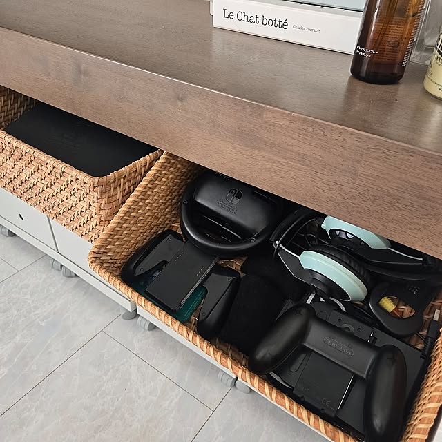 Lounge,かご・バスケット,無印良品,白い床,ホワイトインテリア,壁掛けテレビ,IKEA,リビング,ホワイト,リビングの一角,ホワイトナチュラル,ゲーム収納,無印良品のかご,すっきり暮らす,すっきり暮らしたい,テレビボード,かご収納,ゲーム機のある暮らし maruの部屋