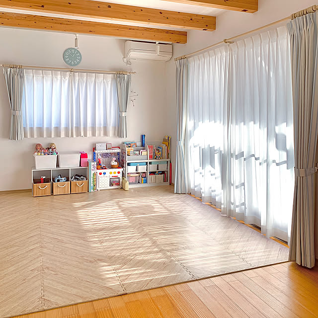 Lounge,ニトリのカーテン,LIXIL窓,素敵な一日を♪,開放感のあるリビング,片付けやすい部屋づくり,ヘリンボーン,プレイマット,プチプラ,ダイソーの収納ボックス,Daiso,カラーボックス,おもちゃ収納,キッズスペース,陽当たり良好,おひさまの幸せ,自由に過ごせる空間に,のびのび子育て,家具を最小限に,リビング,癒し,キッチンからの眺め,淡い色が好き,見てくださってありがとうございます♡,６歳娘と４歳息子,テラスにつながるリビング koko_hikaの部屋