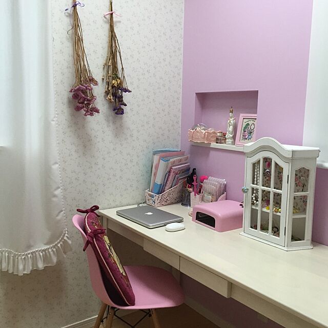 My Desk,ゆめかわいい,フリルカーテン,ドライフラワー,イームズ,ピンクのクロス,ピンクの壁,花柄クロス,花柄壁紙,ピンク,シンコール,読書 yumichi0428の部屋