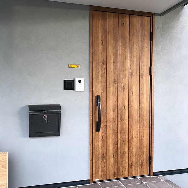 Entrance,ポスト,IRRE,電子錠,ドアホン,モルタル壁,YKKヴェナート,玄関ドア mkkの部屋