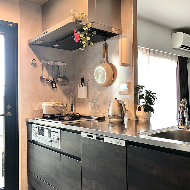 Kitchen,家事問屋,バーミキュラーのお鍋,エバークックフライパン,towerマグネットシリーズ,バイブレーション加工,ステンレス天板,ホーローキッチンパネル,ペニンシュラキッチン,キッチン,ダルトンキッチンタイマー,ガジュマル,ペッパーミル,タカラスタンダード キッチン,デロンギ電気ケトル,ユーカリドライ,ベージュ×ブラウン,デイリー掲載ありがとうございます up0524の部屋