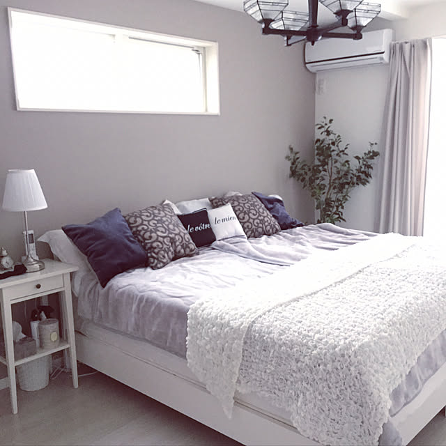 Bedroom,シングルベッド2台,フェイクグリーン,ニトリ,クッションたくさん,毛布,ホテル風,クッション大好き,IKEA,海外インテリアに憧れる,シルバーグレー,Francfranc,マイホーム記録,モノトーンインテリア,ホテルライクに憧れる,グレーインテリア,シャンデリア,新築一戸建て manahomeの部屋