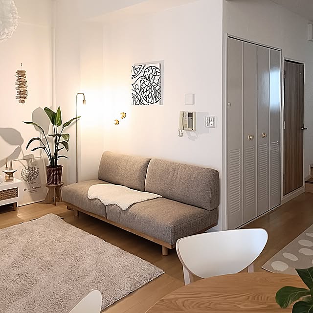Lounge,ナチュラルインテリア,賃貸,賃貸インテリア,無印良品 ソファ,季節を楽しむ,好きな眺め,イベント参加,築30年以上,夕暮れ時のリビング,無印良品のある暮らし,ig→mika_room_2 Mikaの部屋