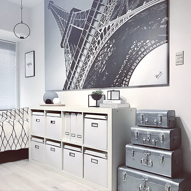 Bedroom,モノトーンインテリア,エッフェル塔,ブリキトランク,ブラインド,bastisRIKE ブランケット,cooee,ホワイトインテリア,北欧インテリアに憧れる,海外インテリアに憧れる,IG→before_room,IKEA,bylassen,マンション暮らし,マンションインテリア,海外インテリア,ポスター,いいね、フォロー本当に感謝デス☺︎ beforeの部屋
