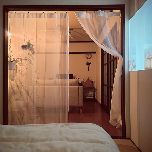 Bedroom,おうち時間,一人暮らし,ひとり暮らし,賃貸アパート,賃貸,6畳,間接照明,和室,寝室,間仕切りカーテン,くつろぎ空間,観葉植物,緑のある暮らし,プロジェクターのある暮らし,築40年以上,無印良品の寝具,ダイソーのレースカーテン zunnchiの部屋
