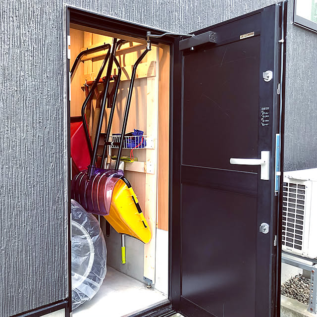 ママさんダンプ,スコップ収納,スノコ,セリア,1×4材用アジャスター,1×4材,壁面収納,コレ、DIYしたよ！,石友ホーム,和モダンの家,二世帯住宅,ダイソー,100均,DIY女子,On Walls,タイヤ置き場,外部収納 paruの部屋