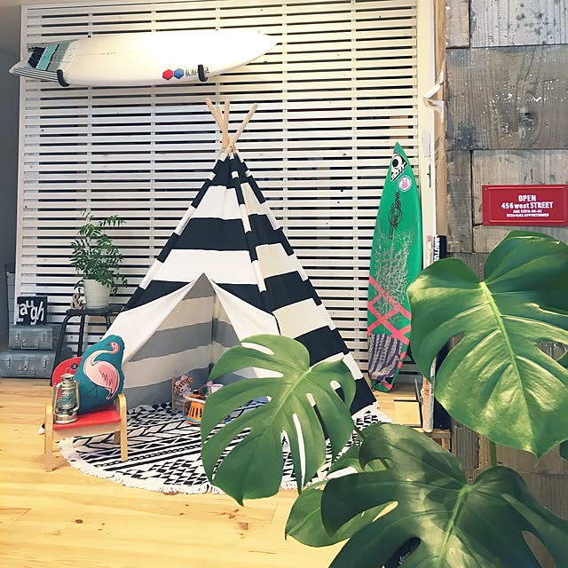 Lounge,ティピーテント,楽天で買ったもの,漆喰壁,サーフィン,田舎暮らし,カリフォルニアスタイル,平屋のガレージハウス,アイアン,カリフォルニア工務店,男前,平屋,青い家,やしの木を植えたい,サーファーズハウス,ニトリ,モンステラ mu-g-uの部屋