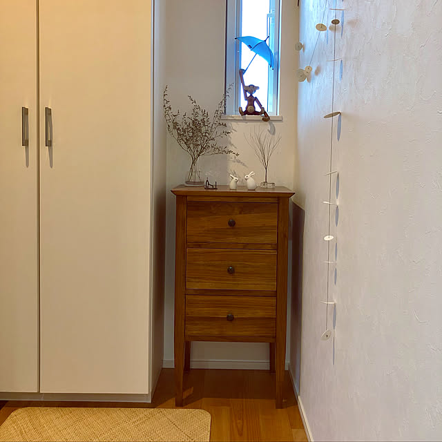カイボイスンモンキー,チェスト,チーク無垢材,木製家具,癒し,窓辺,Entrance yoppiの部屋