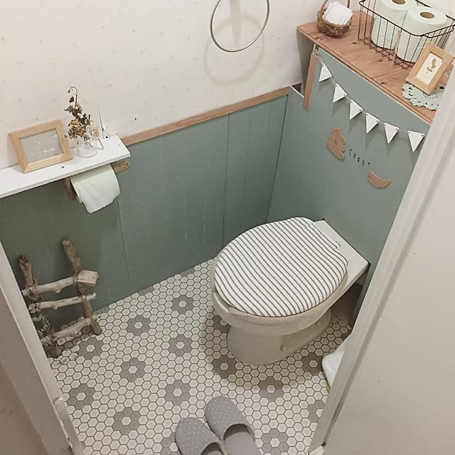 Bathroom,ガーランド,板壁,タンクレス風,トイレットペーパーホルダー,トイレ,クッションフロア,壁紙屋本舗,after,トイレ改造計画,ドライフラワーのある暮らし,カフェ風インテリアを目指して,ニトリ ayane_cielの部屋