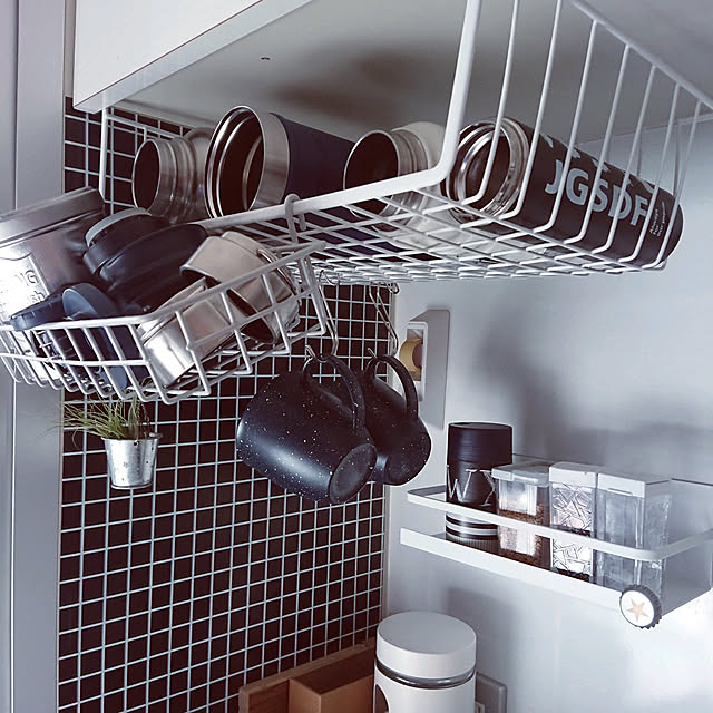 Kitchen,日用品,こどものいる暮らし,水筒置き場,水筒収納,STANLEY,ニトリ,LAKOLE,ニトリのスパイスラック,スパイスラック,ニトリの水筒,STANLEYタンブラー,キャニスター,ニトリのキャニスター,ワイヤーラック,ワイヤーラック収納,見せる収納,S字フック,リメイクシート,マグネットボード,吊るす収納,男前,キッチン雑貨,乾かないものを,セロハンテープ,かご収納 skhrの部屋