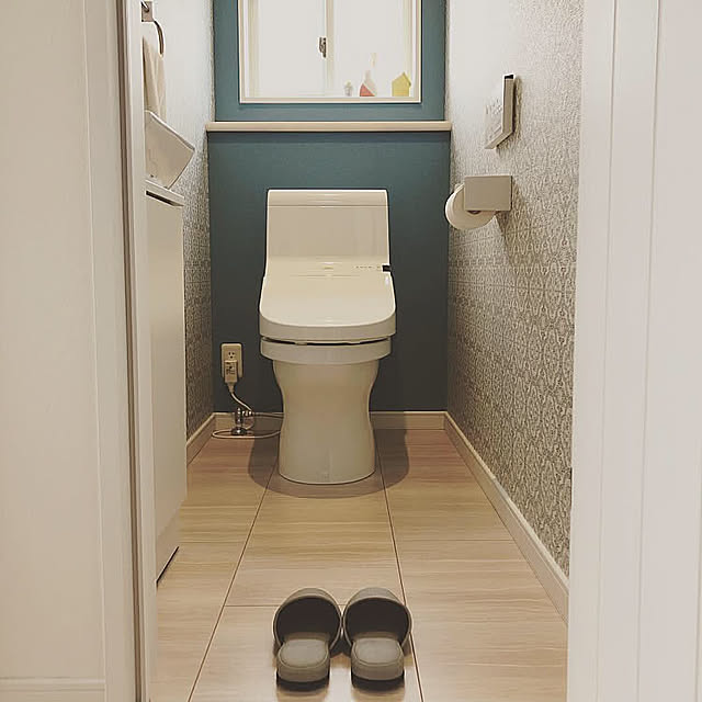 Bathroom,アクセントクロス ブルー,アクセントクロス,トイレスリッパ,スリッパ,無垢,吹き抜け,ナチュラル,家事,愛用品,吹き抜けのある家,無垢床,こどもと暮らす,片づけ遊び,ナチュラルインテリア,こどもと暮らす。,整理収納 arika_919の部屋